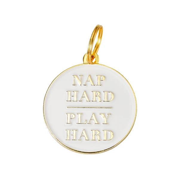 Médaille « Nap Hard Play Hard » - Two Tails